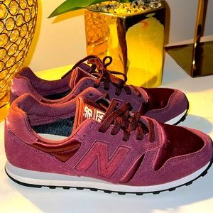 Women burgundy New Balance size 7